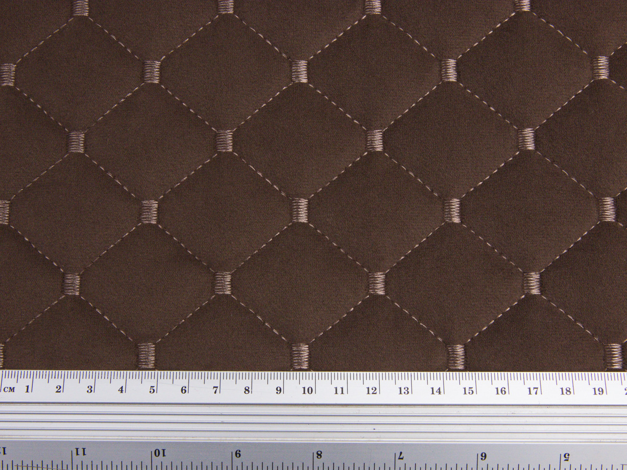 Велюр TRINITY стёганый коричневый «Ромб» (прошитый светло-коричневой нитью) синтепон и флизелин, ширина 135см детальная фотка