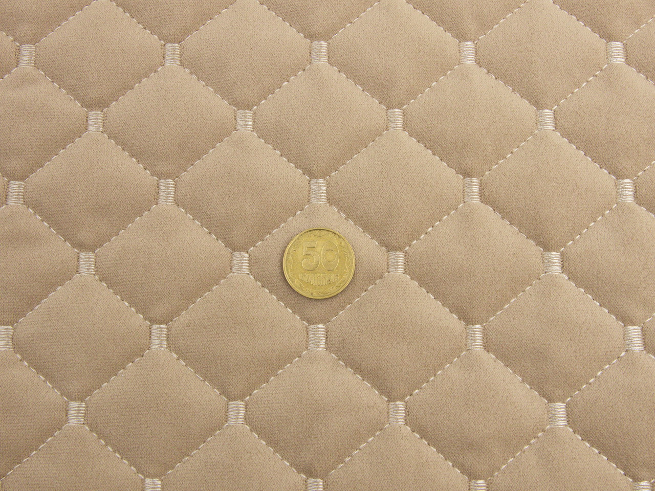Велюр стёганый бежевой «Ромб» (прошитый светло-бежевой нитью) синтепон и флизелин, ширина 1,35м детальная фотка