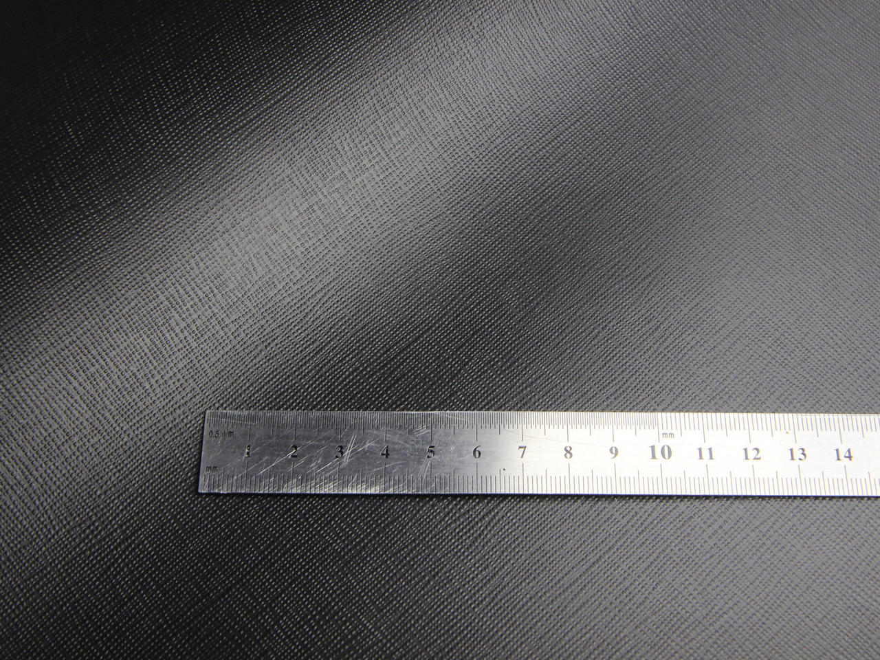 Термовинил черный (узор Сафиано tk-21) для перетяжки руля, дверных карт, на каучуковой основе, шир 140см детальная фотка