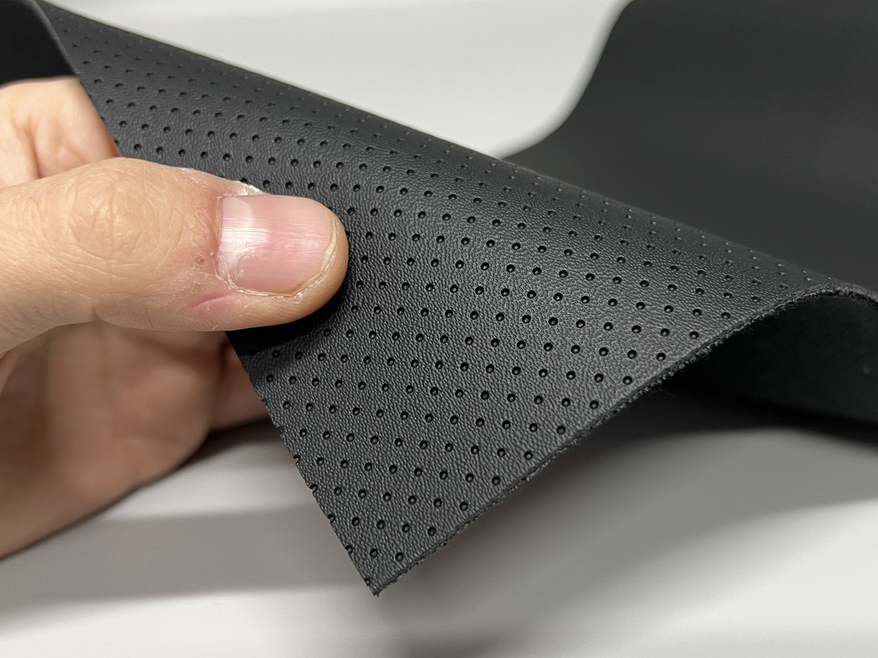 Шкірзам чорний псевдо-перфорований (тиснення під NAPPA) на тканинній основі, товщина 2мм, ширина 1.40м детальна фотка
