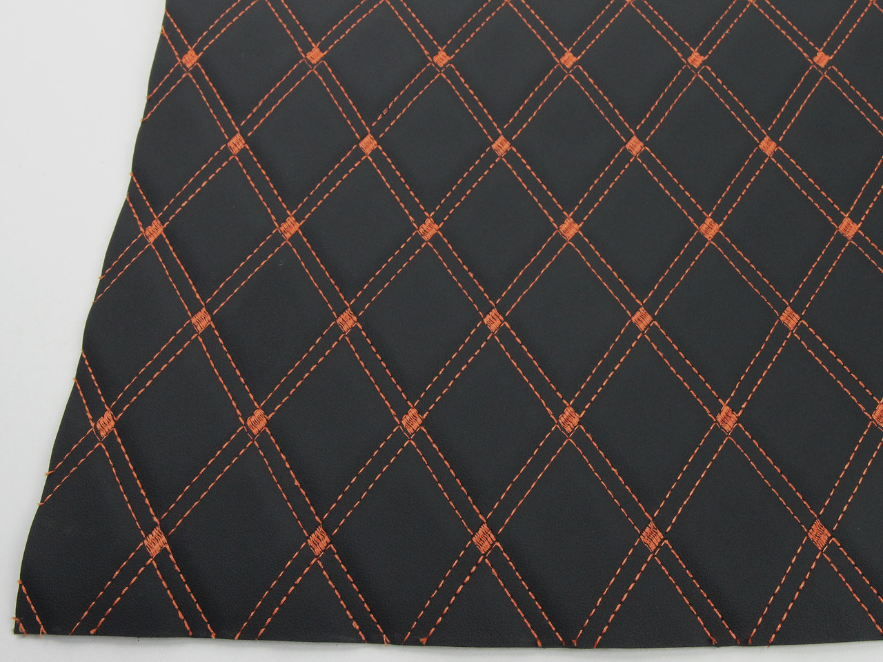 Шкірзам чорний (прошитий помаранчевою ниткою) для автомобілів, поролон з сіткою. «Ромб подвійний» ширина 1,45м детальна фотка