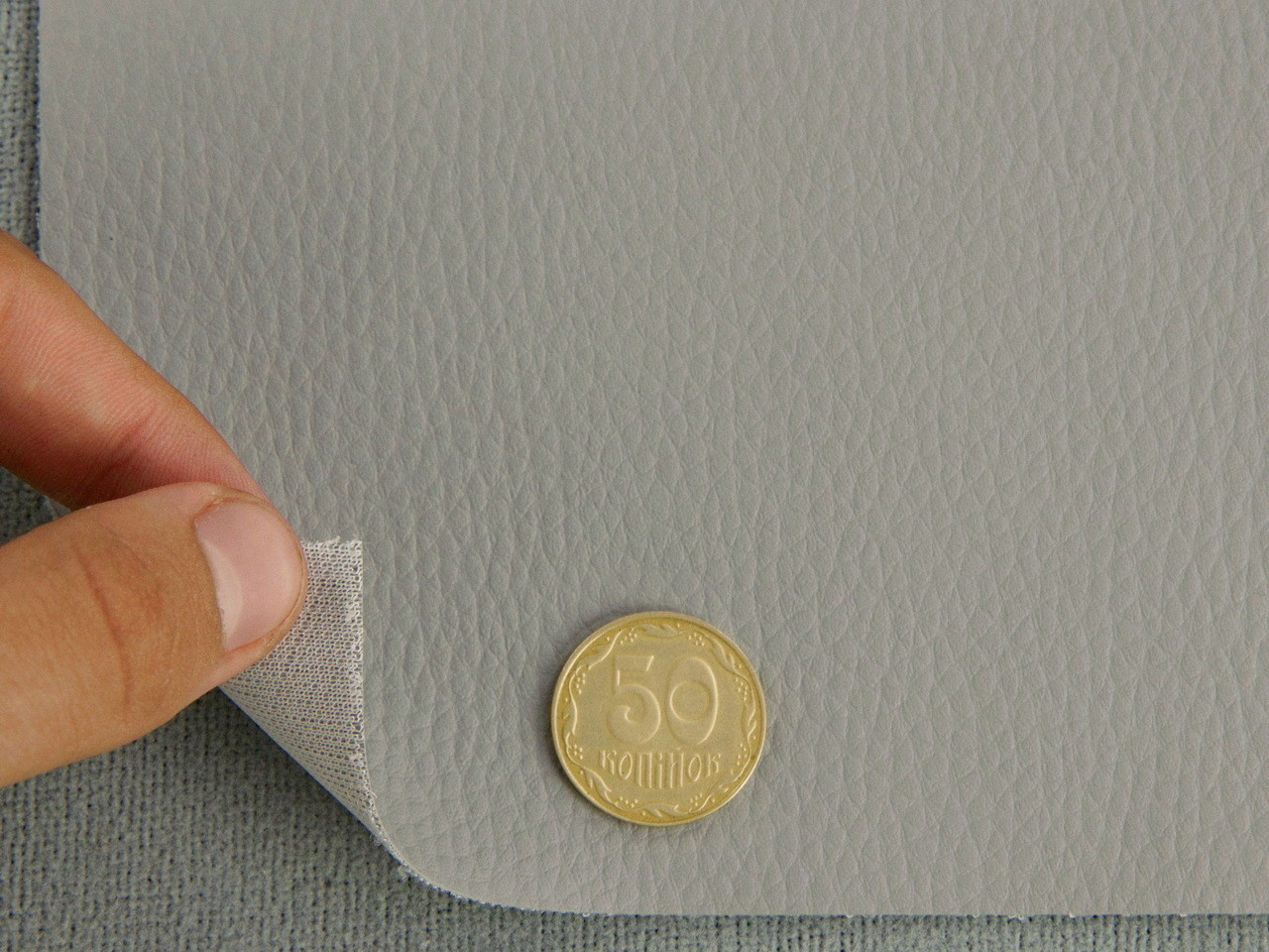 Кожвинил "C-031" мебельный светло-серый, на бюджетной подложке, для перетяжки мягкого уголка, дивана, стульев, ширина 1.39м детальная фотка