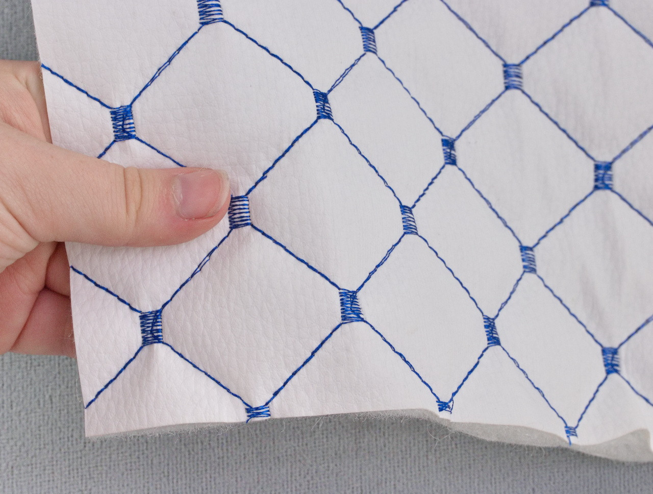 Кожзам стеганый белый «Ромб» (прошитый синей нитью) дублированный синтепоном и флизелином, ширина 1,35м детальная фотка