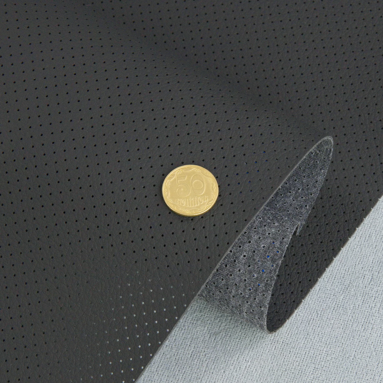 Автомобільний шкірзам перфорований F30-967p чорний, на тканинній основі (ширина 1,40м) Туреччина детальна фотка