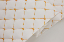 Кожзам стёганый белый «Ромб» (прошитый тёмно-золотой нитью) дублированный синтепоном и флизелином, ширина 1,35м анонс фото
