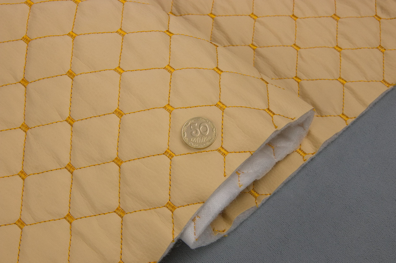 Кожзам стёганый бежевый «Ромб» (прошитый тёмно-золотой нитью) дублированный синтепоном и флизелином, ширина 1,35м детальная фотка