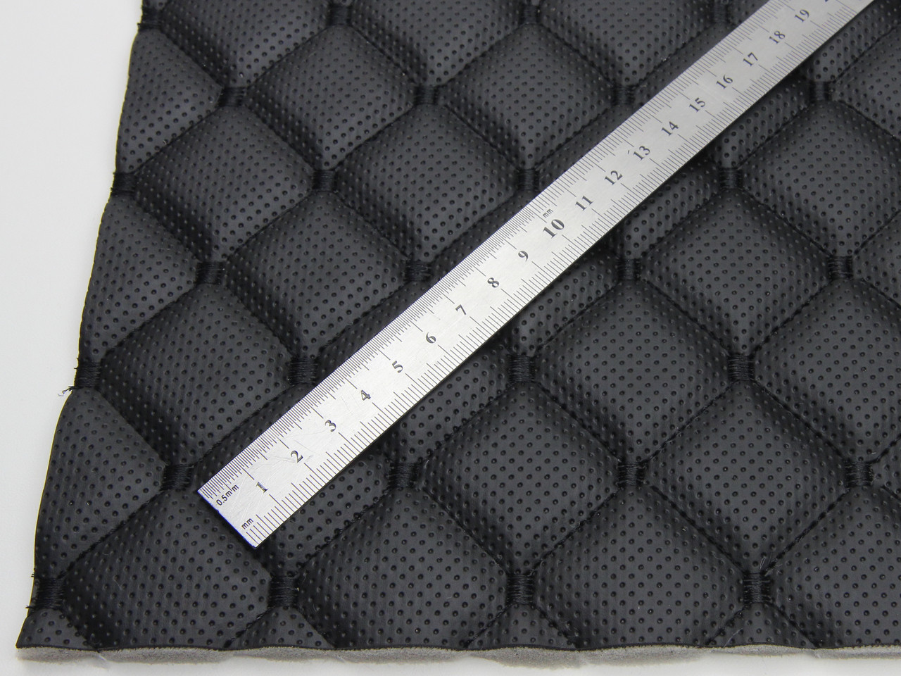 Прошитый кожзам псевдо-перфорированный "Ромб черный" с черной нитью, на поролоне 7мм, ширина 1,35м Турция детальная фотка