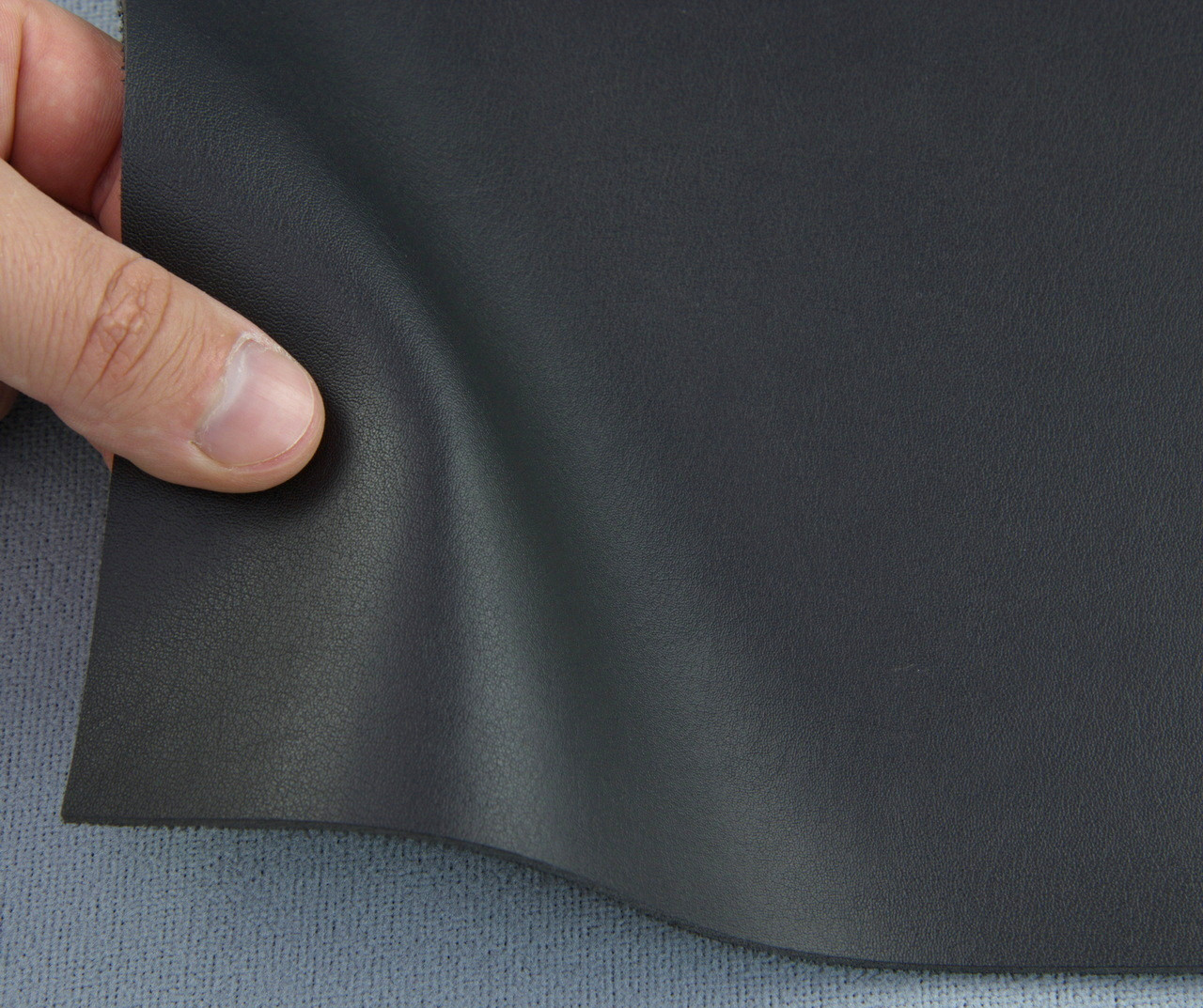 Термовинил черный для перетяжки руля, дверных карт, панелей на каучуковой основе (tk-25) детальная фотка