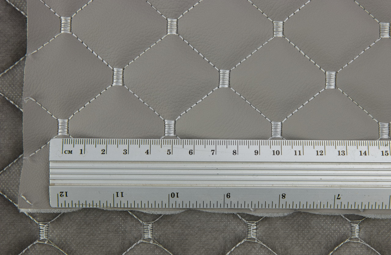 Кожзам стёганый серый «Ромб» (прошитый светло-серой нитью) дублированный поролоном и флизелином, шир. 1,35м детальная фотка