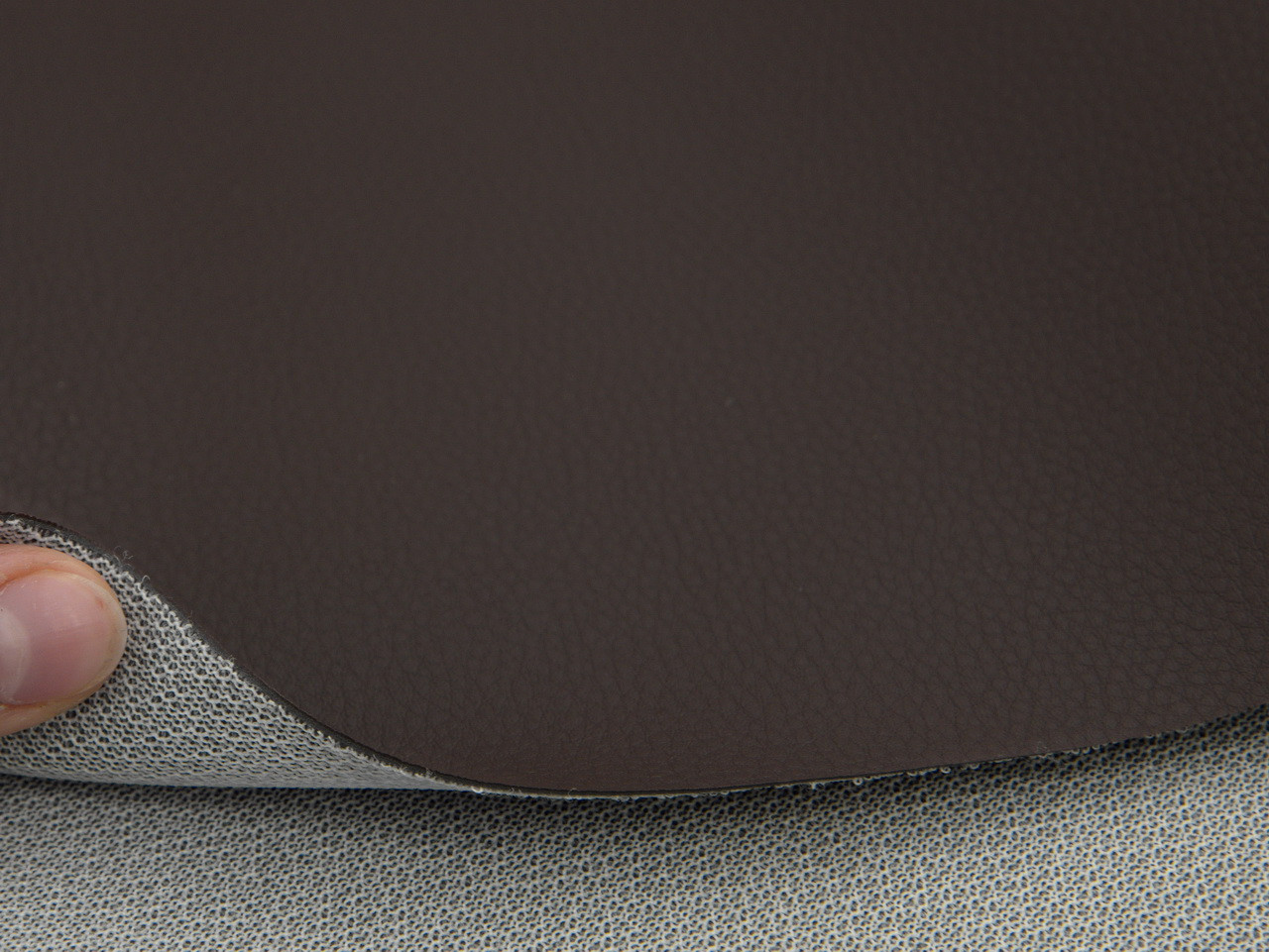 Автомобильный кожзам коричневый Porshe BR, на тканевой основе, ширина 160см детальная фотка