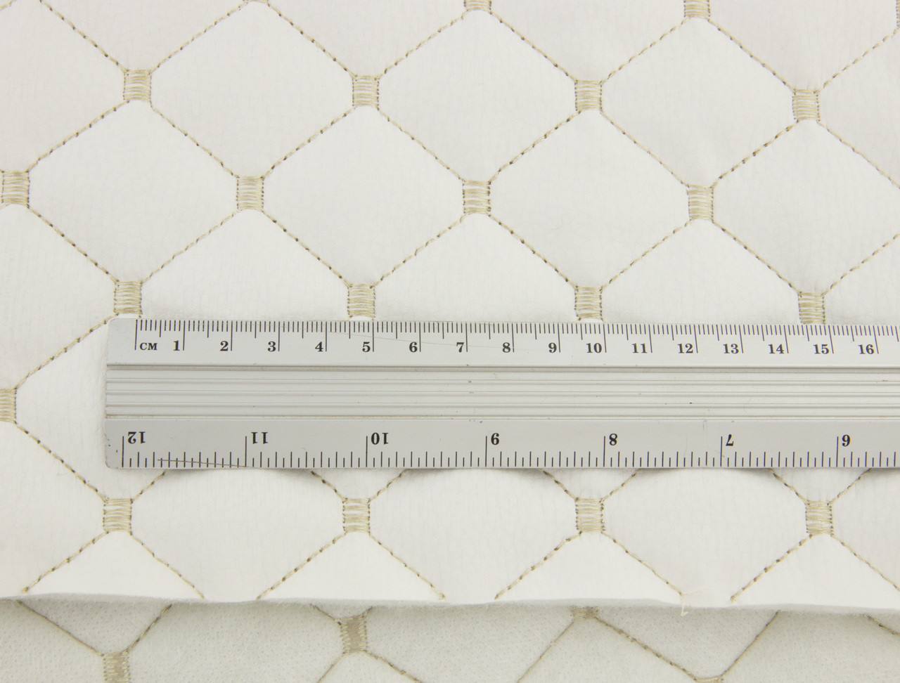 Кожзам стёганый белый «Ромб» (прошитый светло-бежевой нитью) дублированный синтепоном и флизелином, ширина 1,35м детальная фотка