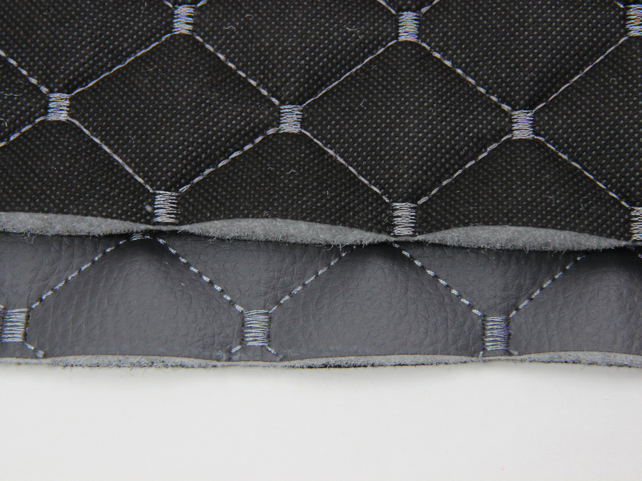Кожзам стёганый темно-серый «Ромб» (прошитый серой нитью) дублированный синтепоном и флизелином, ширина 1,35м детальная фотка