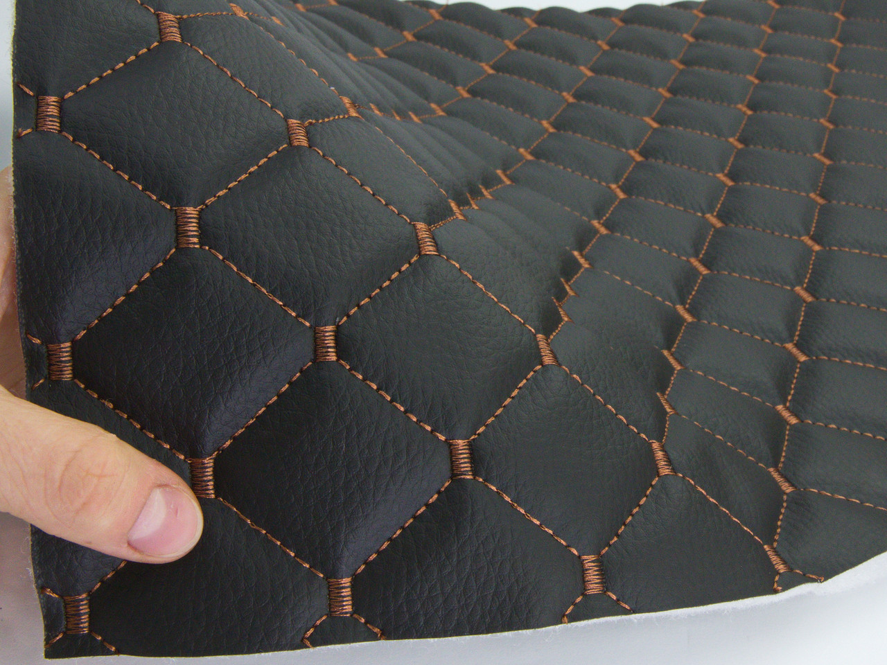 Кожзам стёганый черный «Ромб» (прошитый коричневой нитью) дублированный синтепоном и флизелином, ширина 1,35м детальная фотка