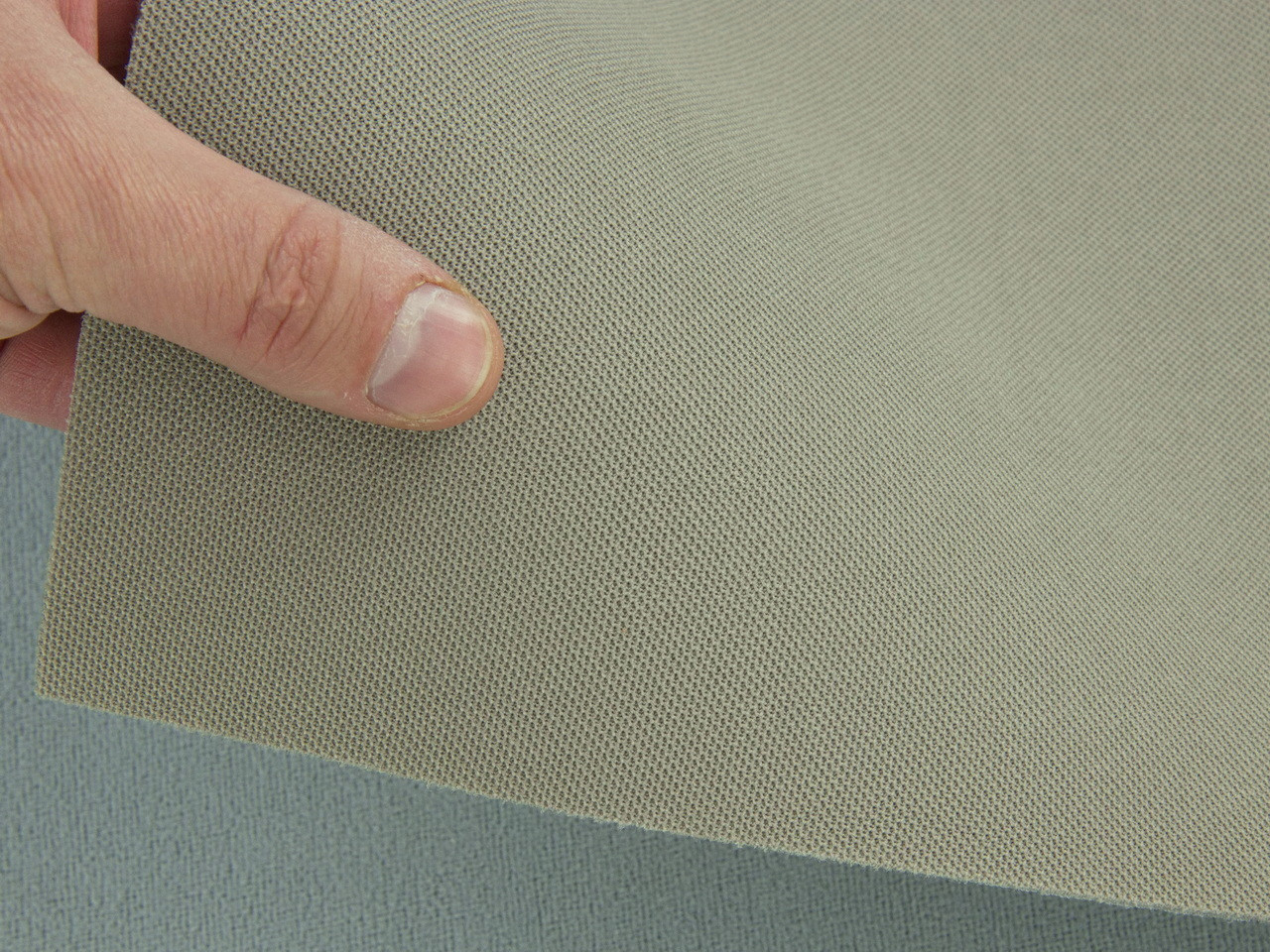 Автоткань потолочная KL-53 оригинальная на поролоне с сеткой, цвет темно-бежевый, толщина 3мм ширина 167см детальная фотка