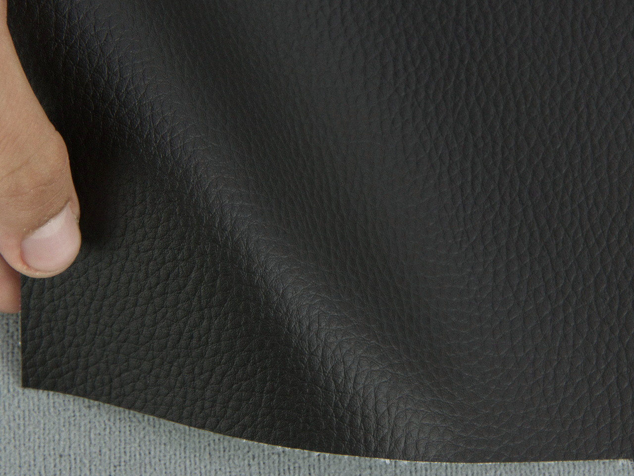 Кожвинил "C-00" мебельный черный, для перетяжки мягкого уголка, дивана, стульев, ширина 1.39м детальная фотка