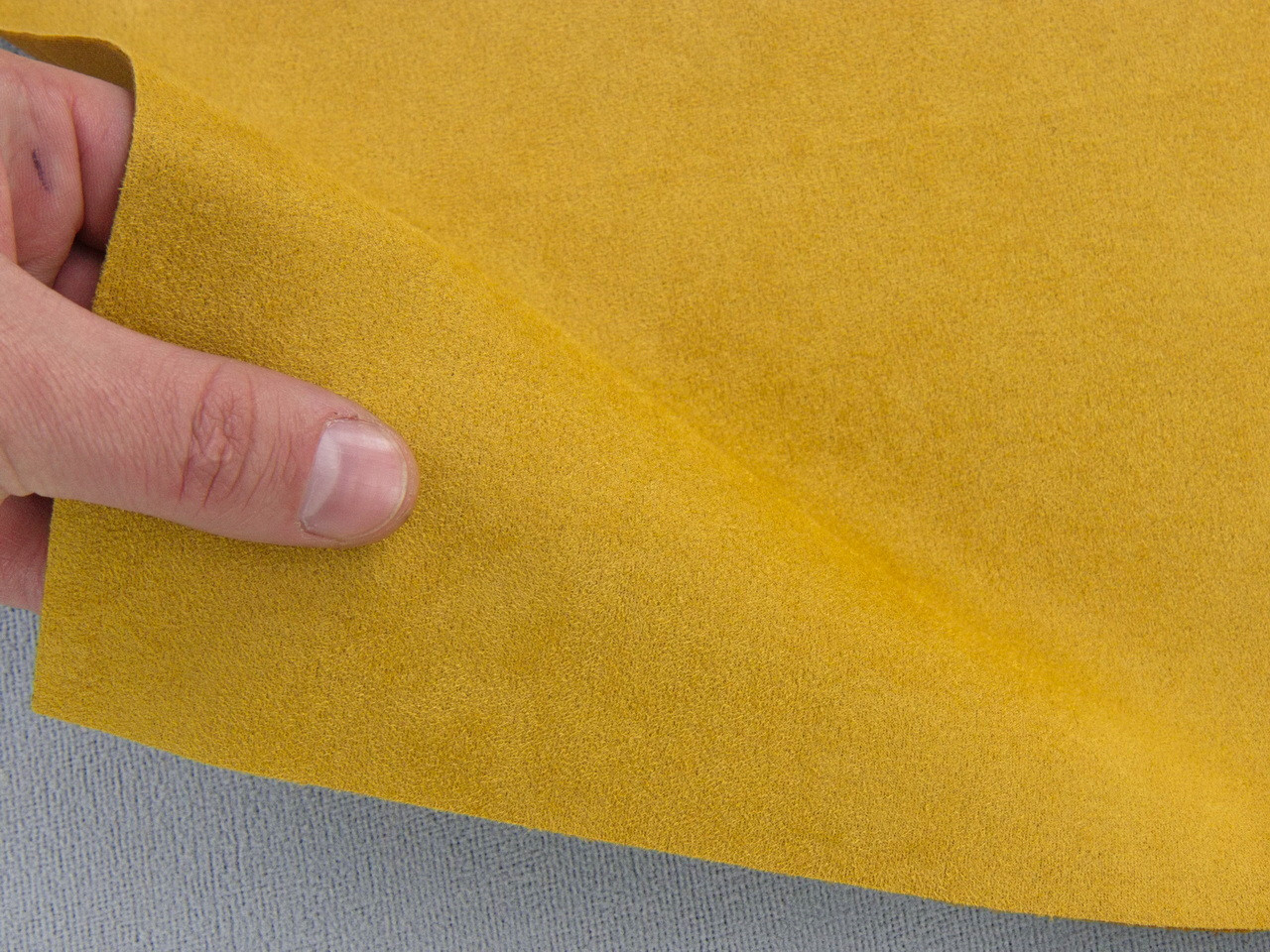 Алькантара Lycra 16014 горчичная, без основания, ширина 150см (Турция) детальная фотка