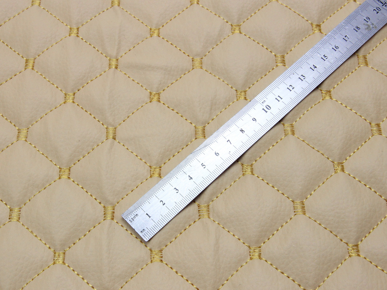 Кожзам стёганый бежевый «Ромб» (прошитый золотой нитью) дублированный синтепоном и флизелином, ширина 1,35м детальная фотка