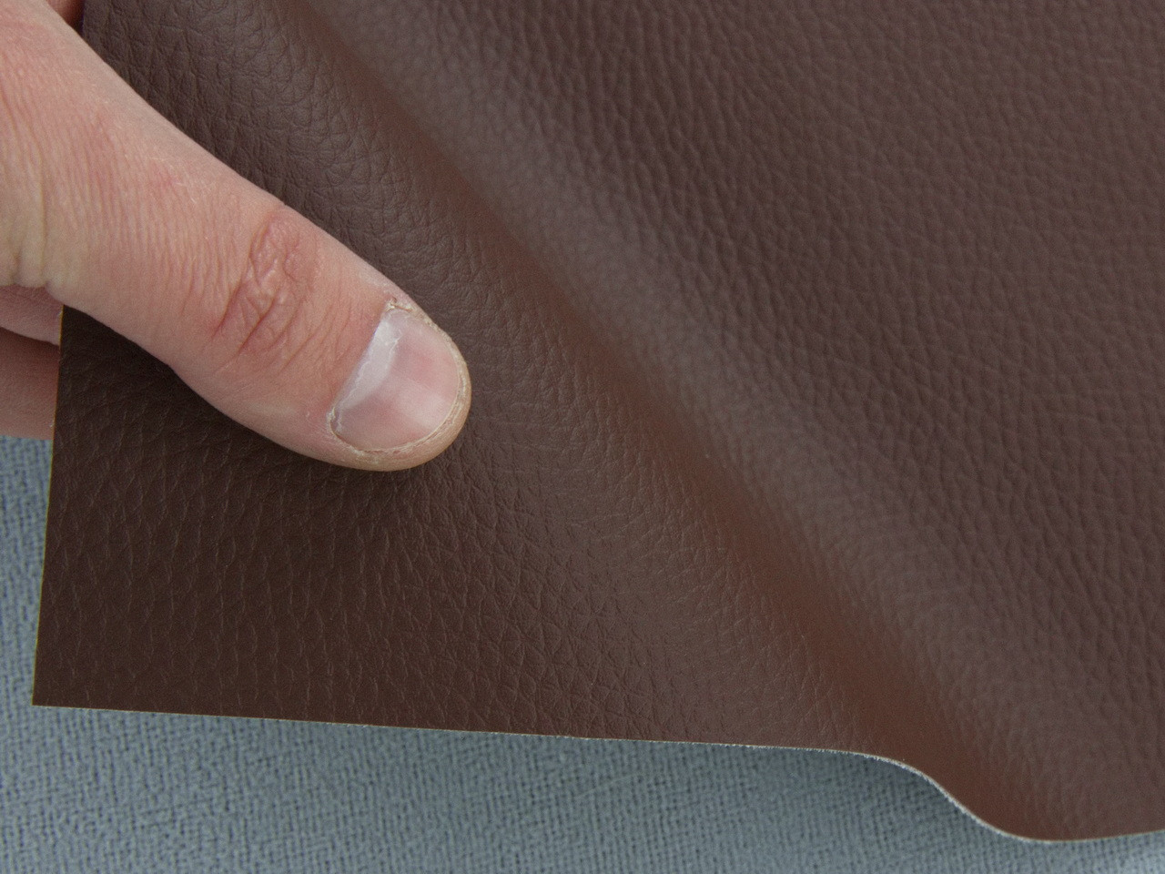 Кожвинил мебельный C-13 темно-коричневый, для перетяжки мягкого уголка, дивана, стульев, ширина 1.39м детальная фотка