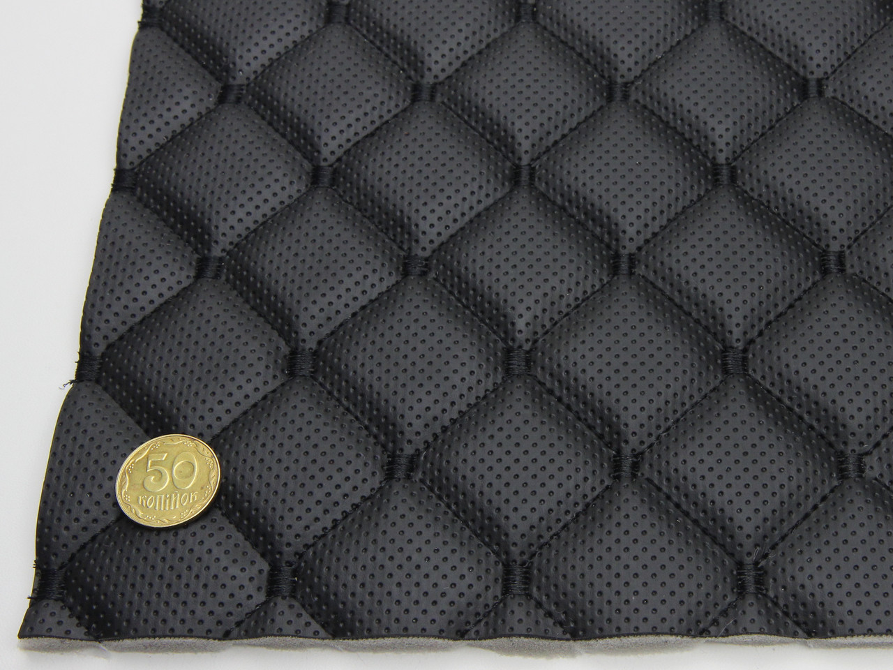 Прошитий шкірзам псевдо-перфорований "Ромб чорний" з чорною ниткою, на поролоні 7мм, ширина 1,35м., Туреччина детальна фотка