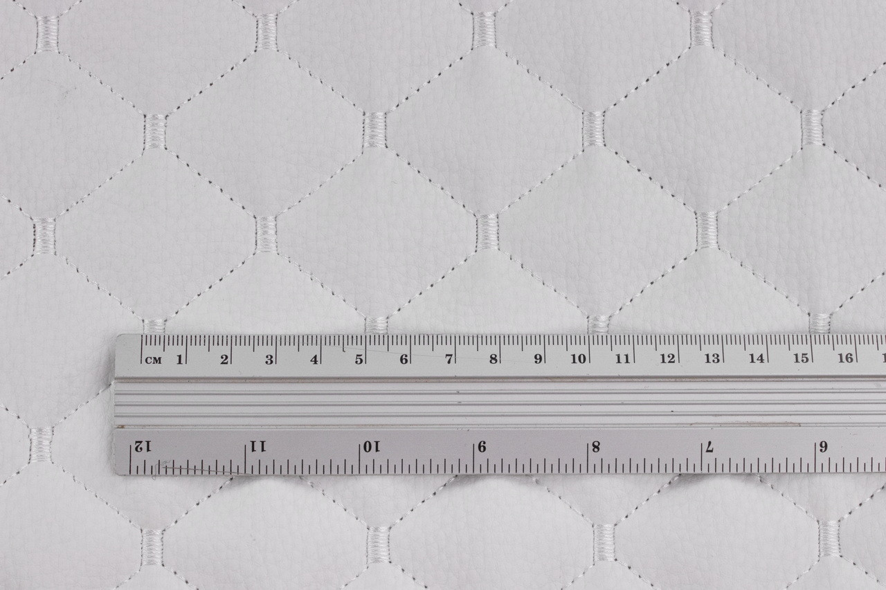 Кожзам стёганый белый «Ромб» (прошитый белой нитью) дублирован синтепоном и флизелином, ширина 1,35м детальная фотка