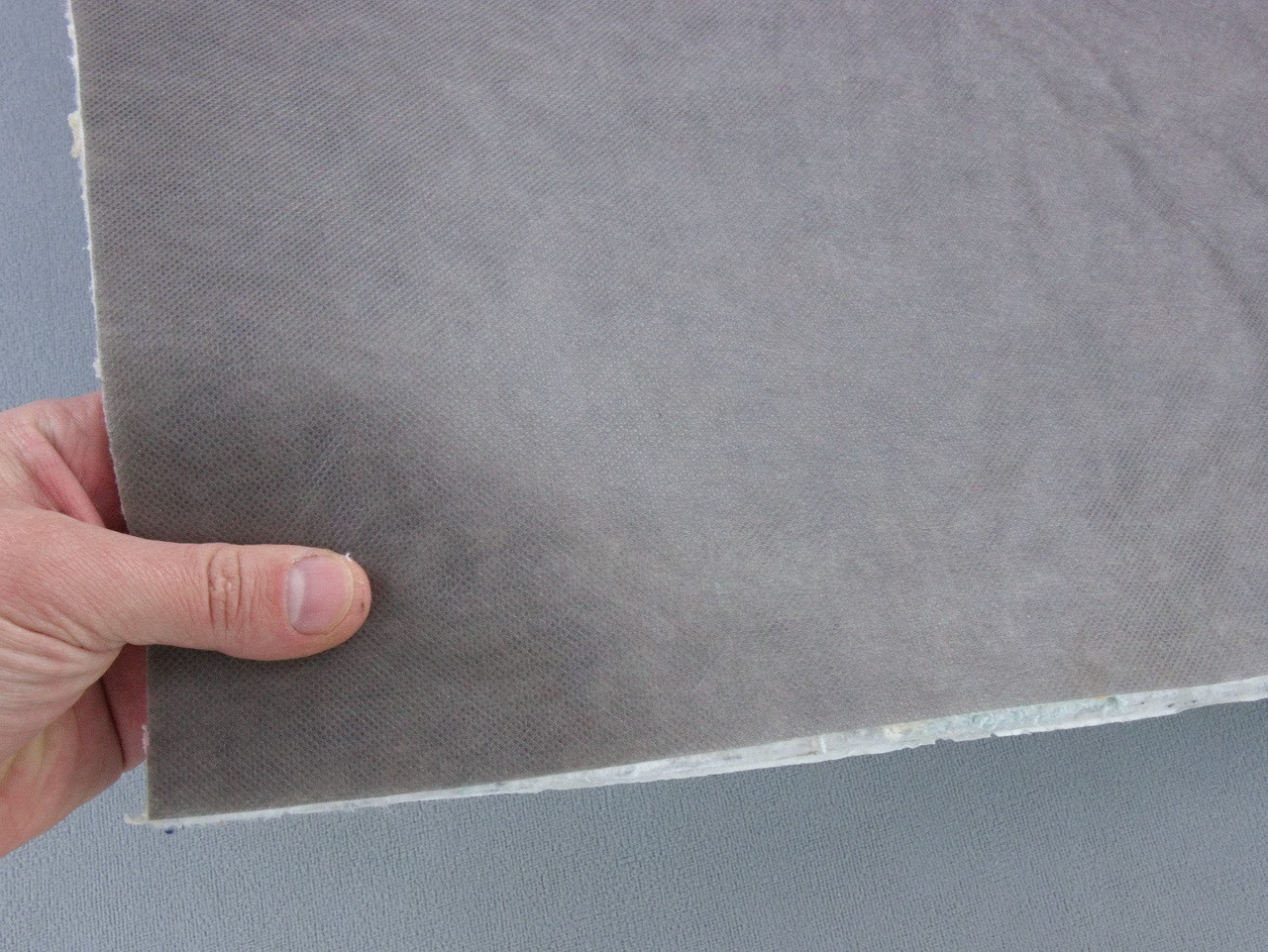 Шумо-звукоизоляция NFV-10K войлочная, ламинированная флизелином, толщина 10мм, самоклейка детальная фотка