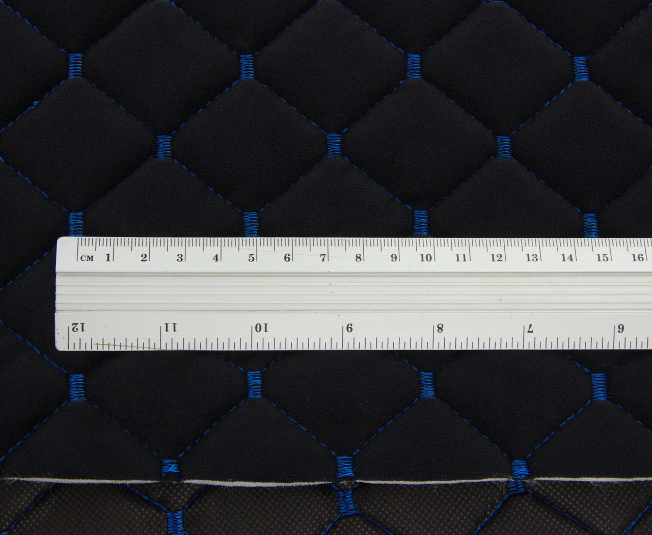 Велюр стеганый черный «Ромб» (прошитый синей нитью) на поролоне 7мм, подложка флизелин, ширина 1,35м детальная фотка