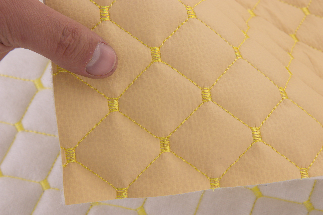 Шкірзам стьобаний бежевий «Ромб» (прошитий жовтою ниткою) дубльований синтепоном і флізеліном, ширина 135см детальна фотка