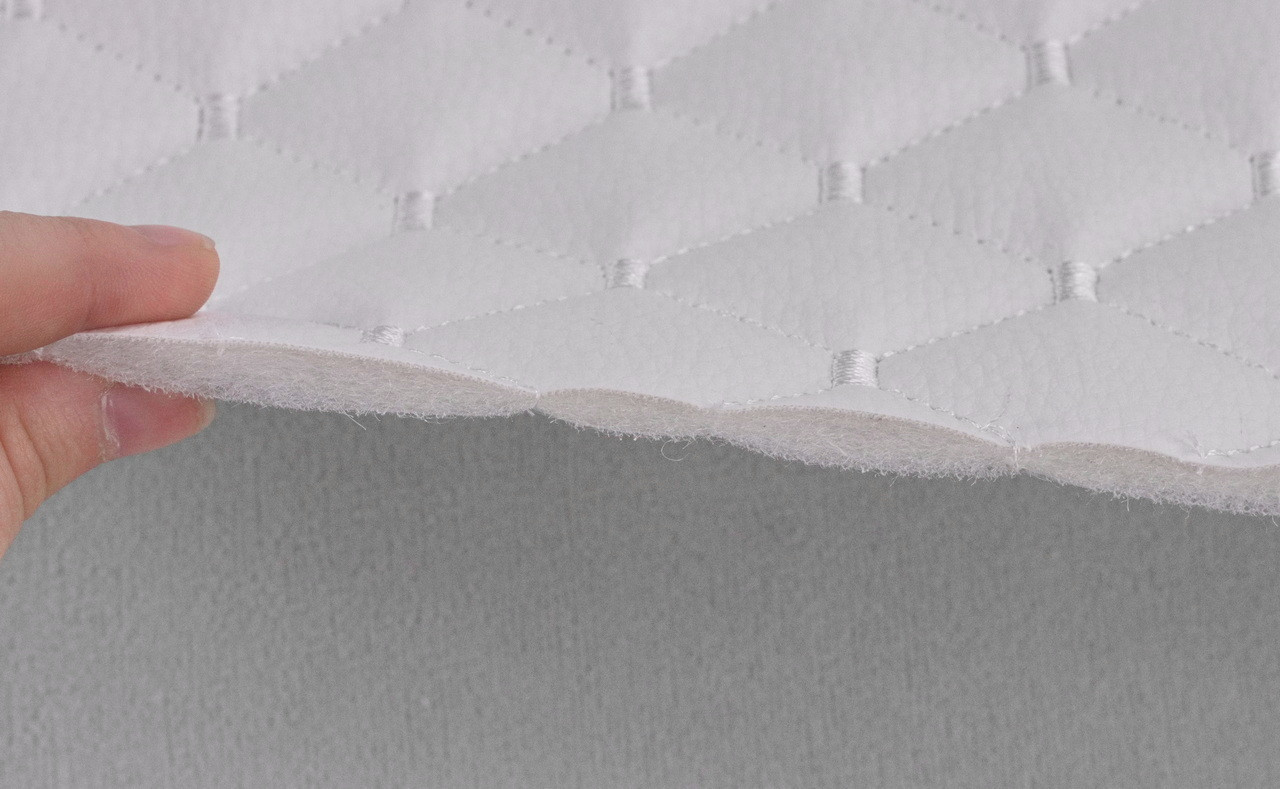 Кожзам стёганый белый «Ромб» (прошитый белой нитью) дублирован синтепоном и флизелином, ширина 1,35м детальная фотка