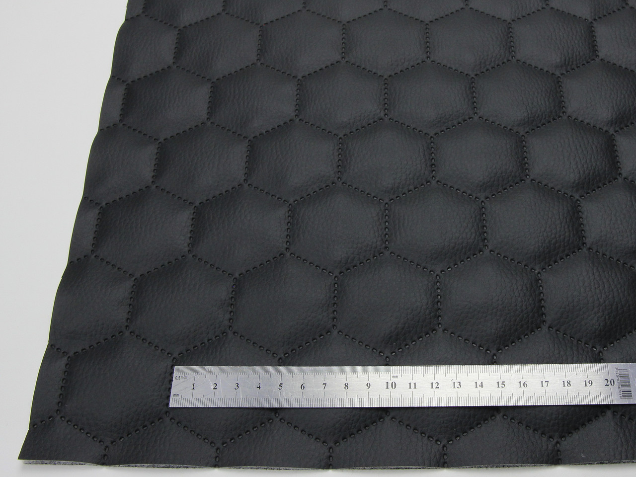 Кожзам термостёганый черный "Соты" дублированный синтепоном 3мм и флизелином, ширина 1,40м детальная фотка