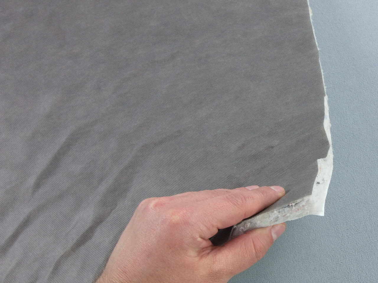 Шумо-звукоизоляция NFV-10K войлочная, ламинированная флизелином, толщина 10мм, самоклейка детальная фотка