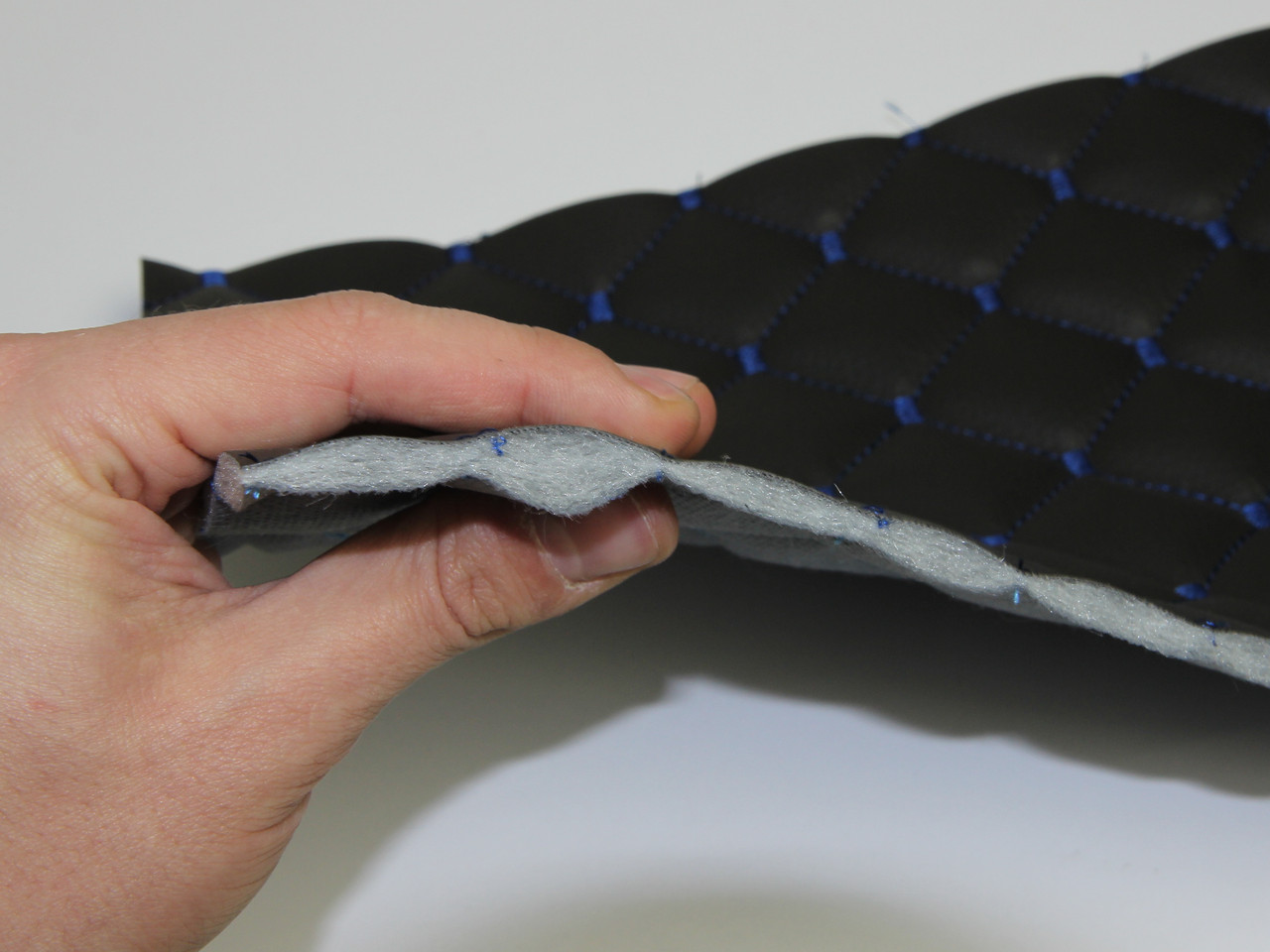 Шкірзам стьобаний чорний «Ромб» (прошитий синьою ниткою) дубльований синтепоном і флізеліном, ширина 1,35м детальна фотка