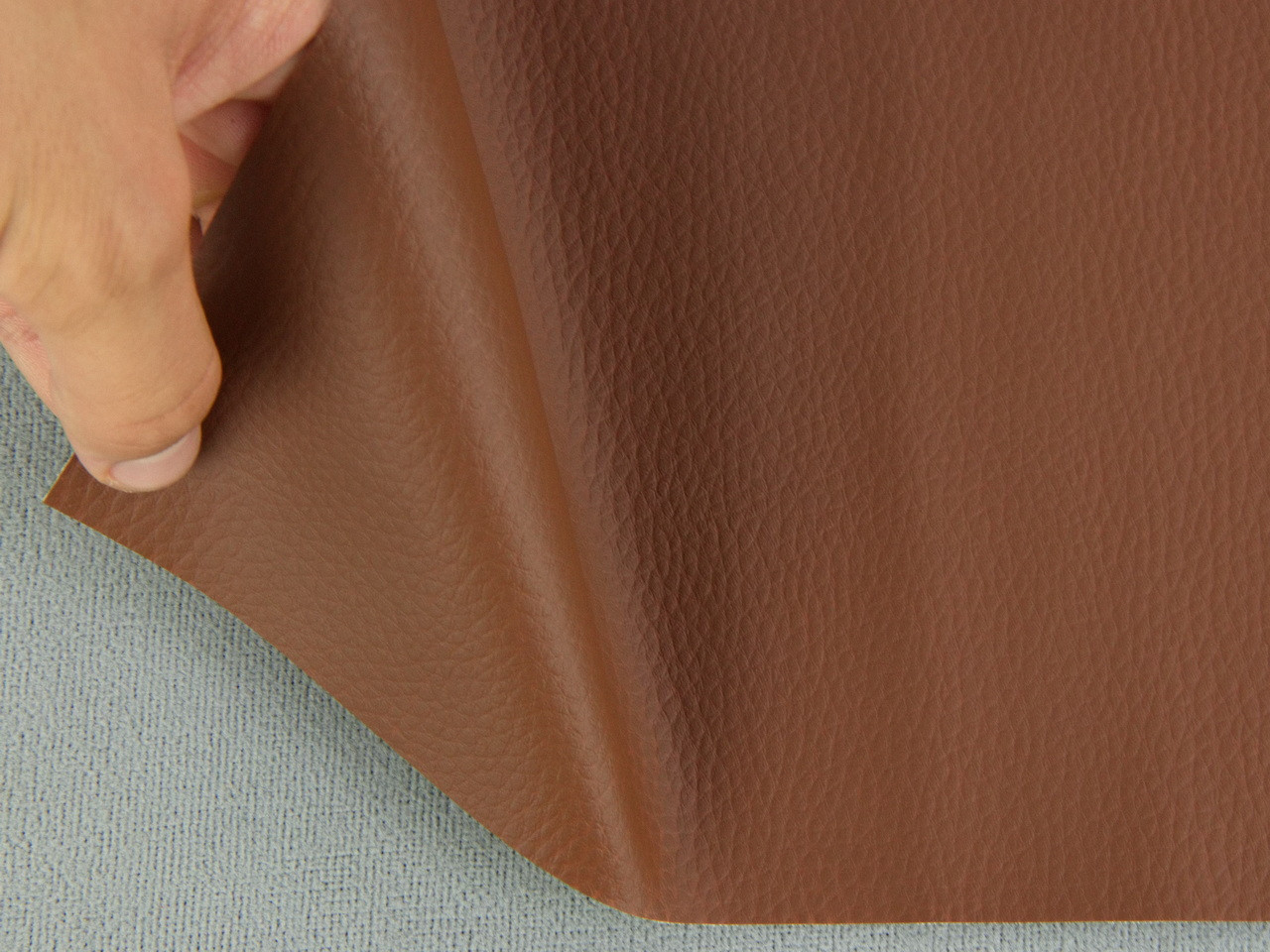 Кожвинил мебельный C-12 коричневый, для перетяжки мягкого уголка, дивана, стульев, ширина 1.39м детальная фотка