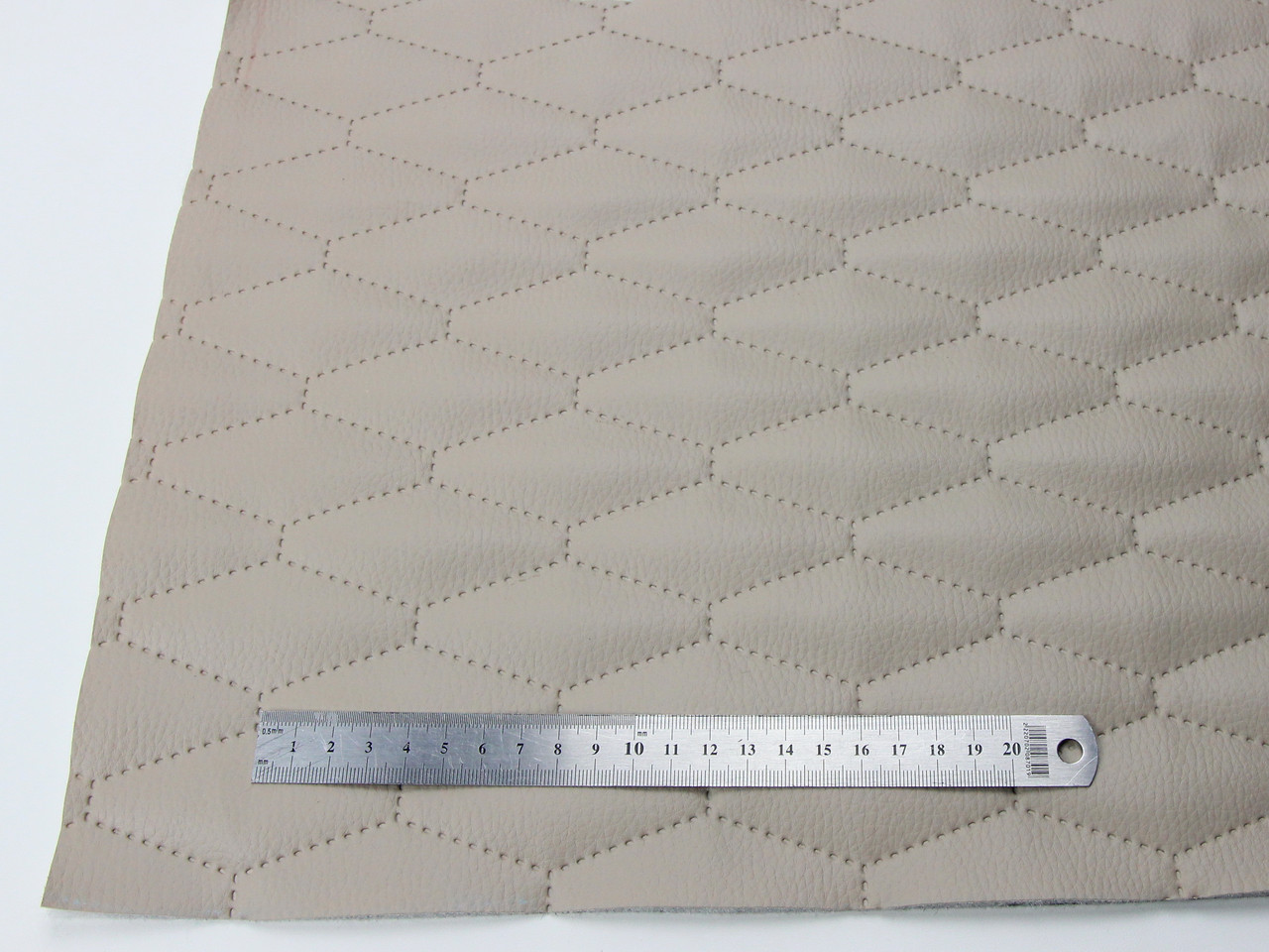 Кожзам термостёганый кремовый, дублированный синтепоном 3мм и флизелином, ширина 1,40м детальная фотка