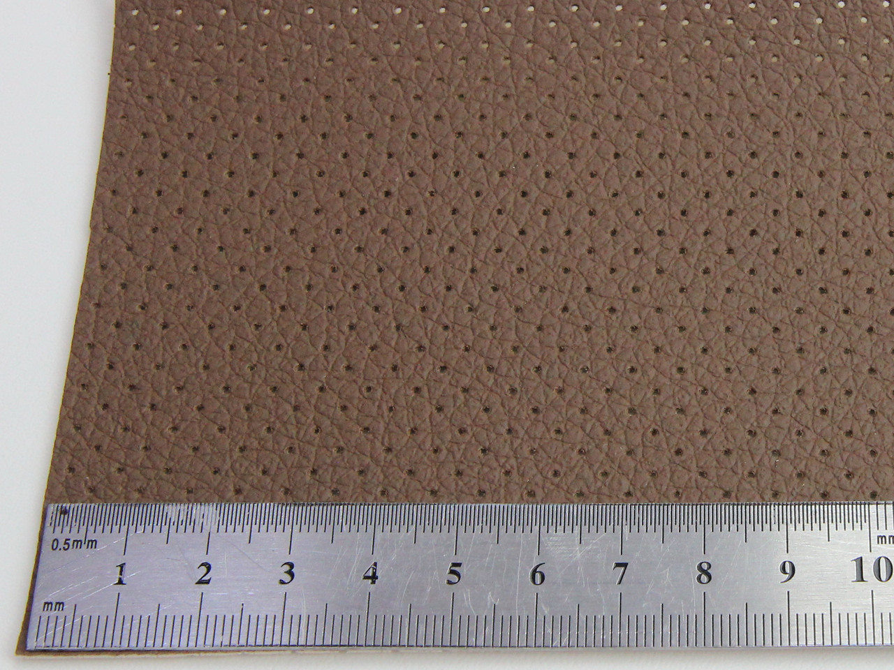 Автомобільний шкірзам перфорований NUOVO 9373п коричневий, на тканинній основі (ширина 1,40м) Туреччина детальна фотка