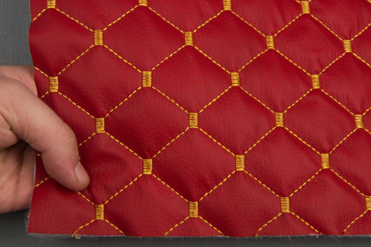 Шкірзам стьобаний червоний «Ромб» (прошитий жовтою ниткою) дубльований синтепоном і флізеліном, ширина 135см детальна фотка