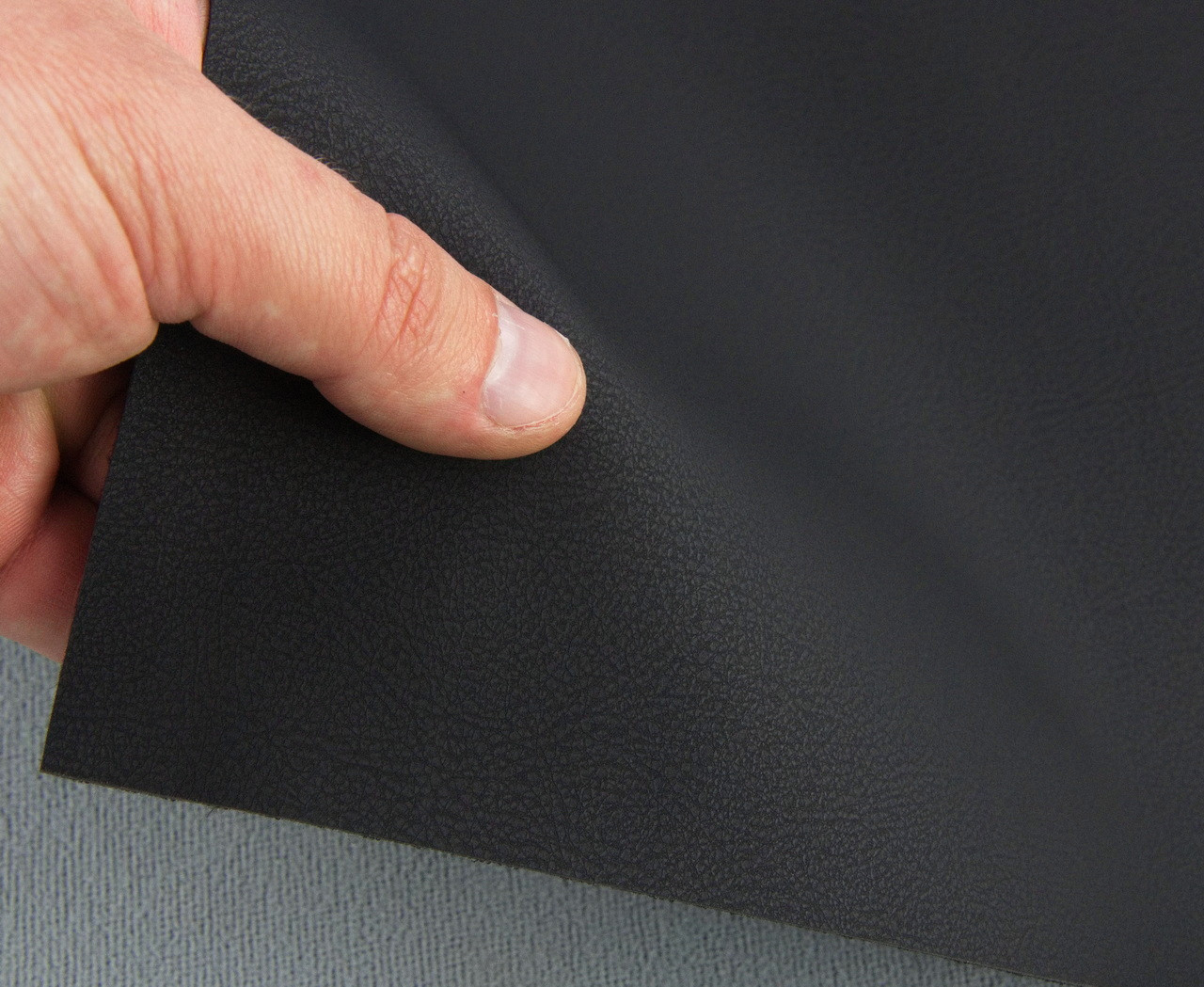 Біеластик тягучий чорний матовий Elista-01 для перетяжки дверних карт, стійок, airbag та вставок, ширина 145 cм детальна фотка