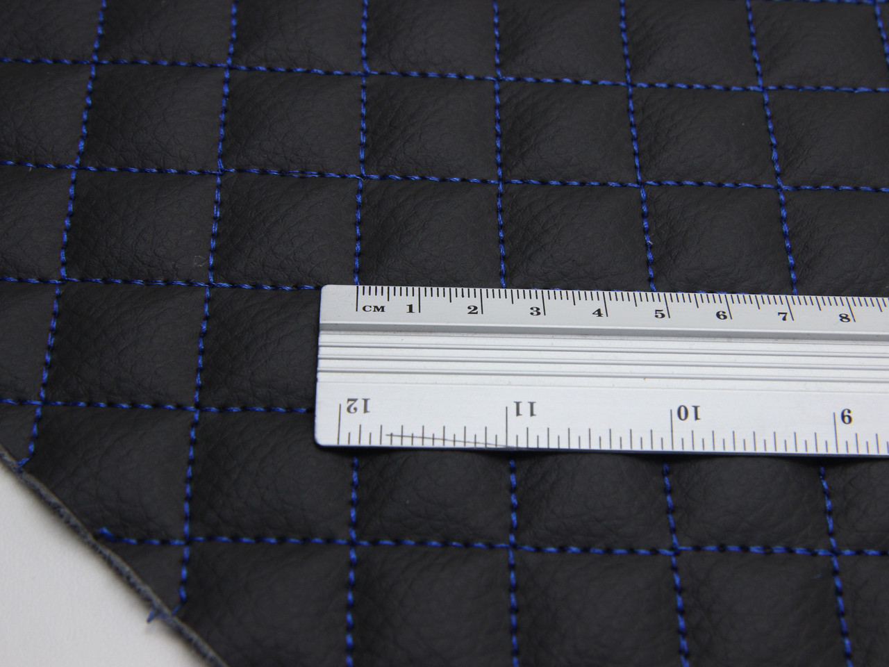 Кожзам стёганый черный «маленькой-ромб» (прошитый синей нитью) дублированный синтепоном и флизелином, ширина 1,35м детальная фотка