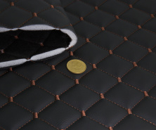 Стеганый кожзам Maldive "Ромб чёрный" с коричневой ниткой, на поролоне 7мм, ширина 1,35м Турция анонс фото