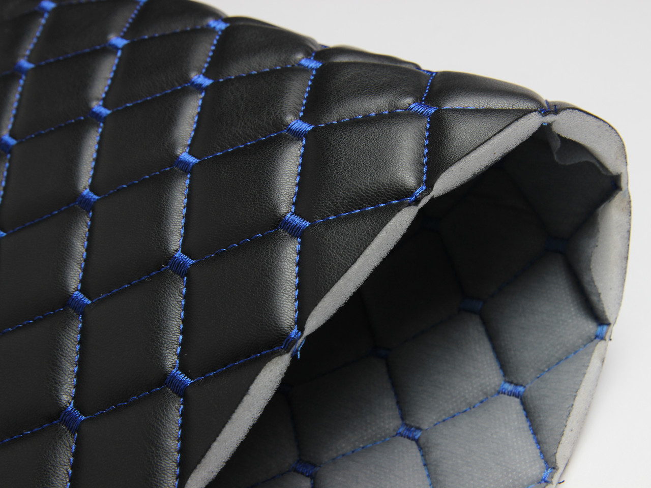 Екошкіра стьобана чорна «Ромб» (прошита блакитною ниткою) основа поролон 8мм, ширина 135см детальна фотка