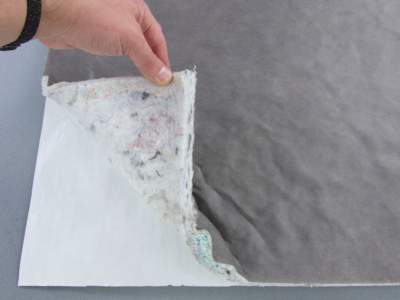 Шумо-звукоизоляция NFV-10K войлочная, ламинированная флизелином, толщина 10мм, самоклейка детальная фотка