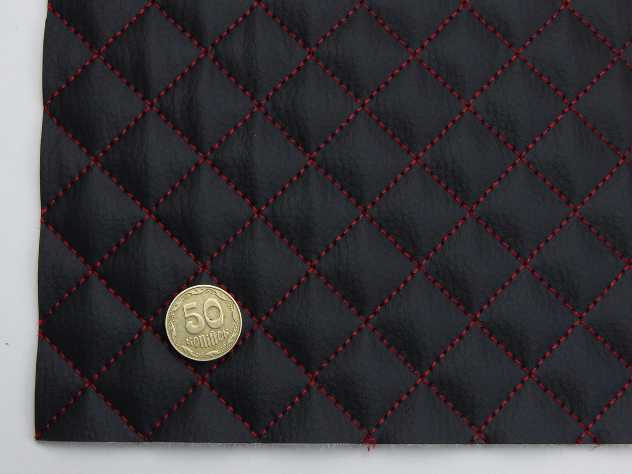 Кожзам стьобаний чорний «маленькою-ромб» прошитий червоною ниткою дубльований синтепоном та флізеліном, ширина 1,35м детальна фотка