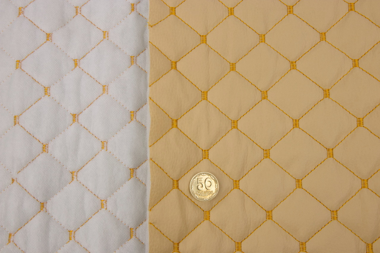 Кожзам стёганый бежевый «Ромб» (прошитый тёмно-золотой нитью) дублированный синтепоном и флизелином, ширина 1,35м детальная фотка