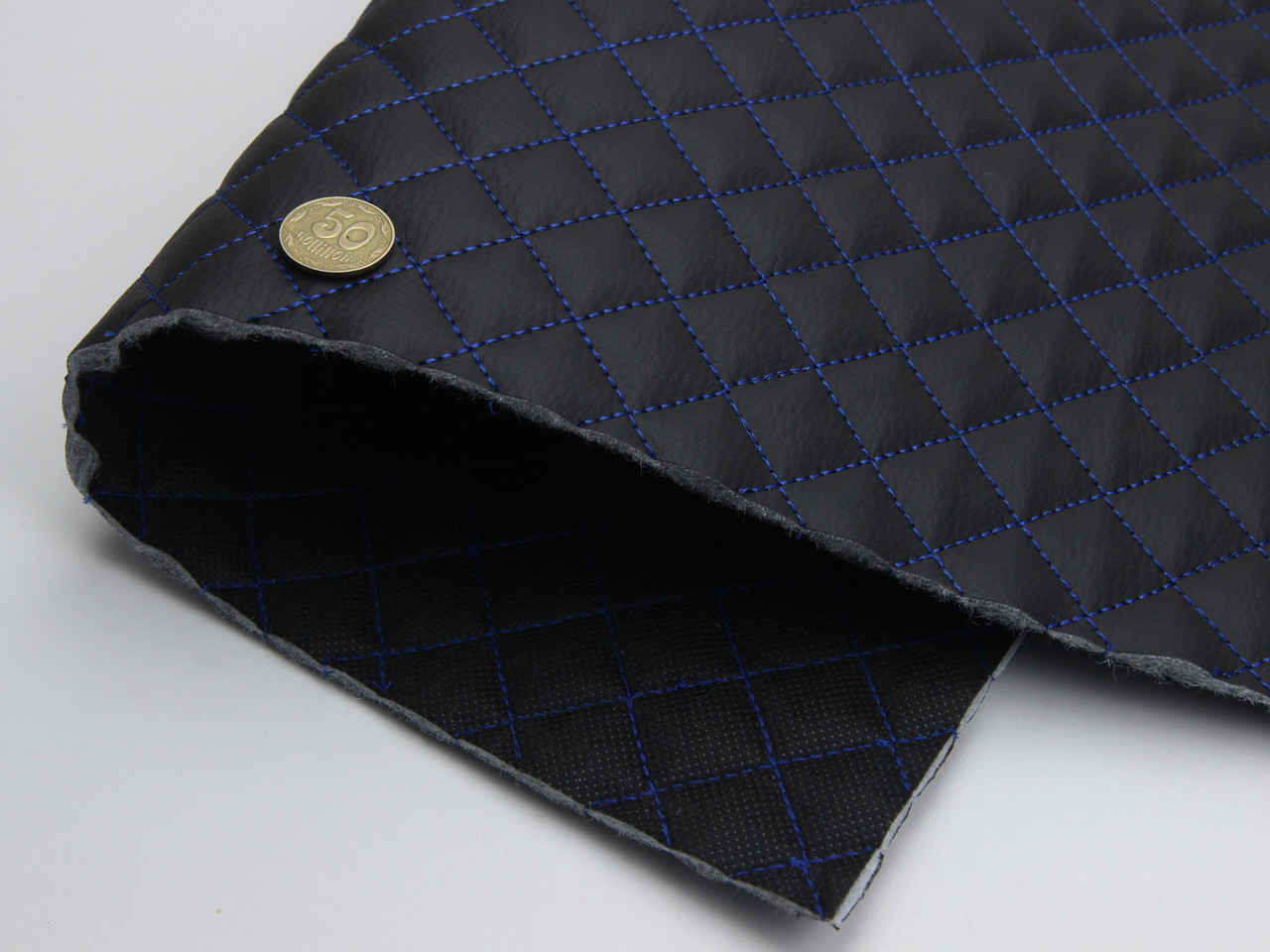 Кожзам стьобаний чорний «маленькою-ромб» (прошитий синьою ниткою) дубльований синтепоном та флізеліном, ширина 1,35м детальна фотка