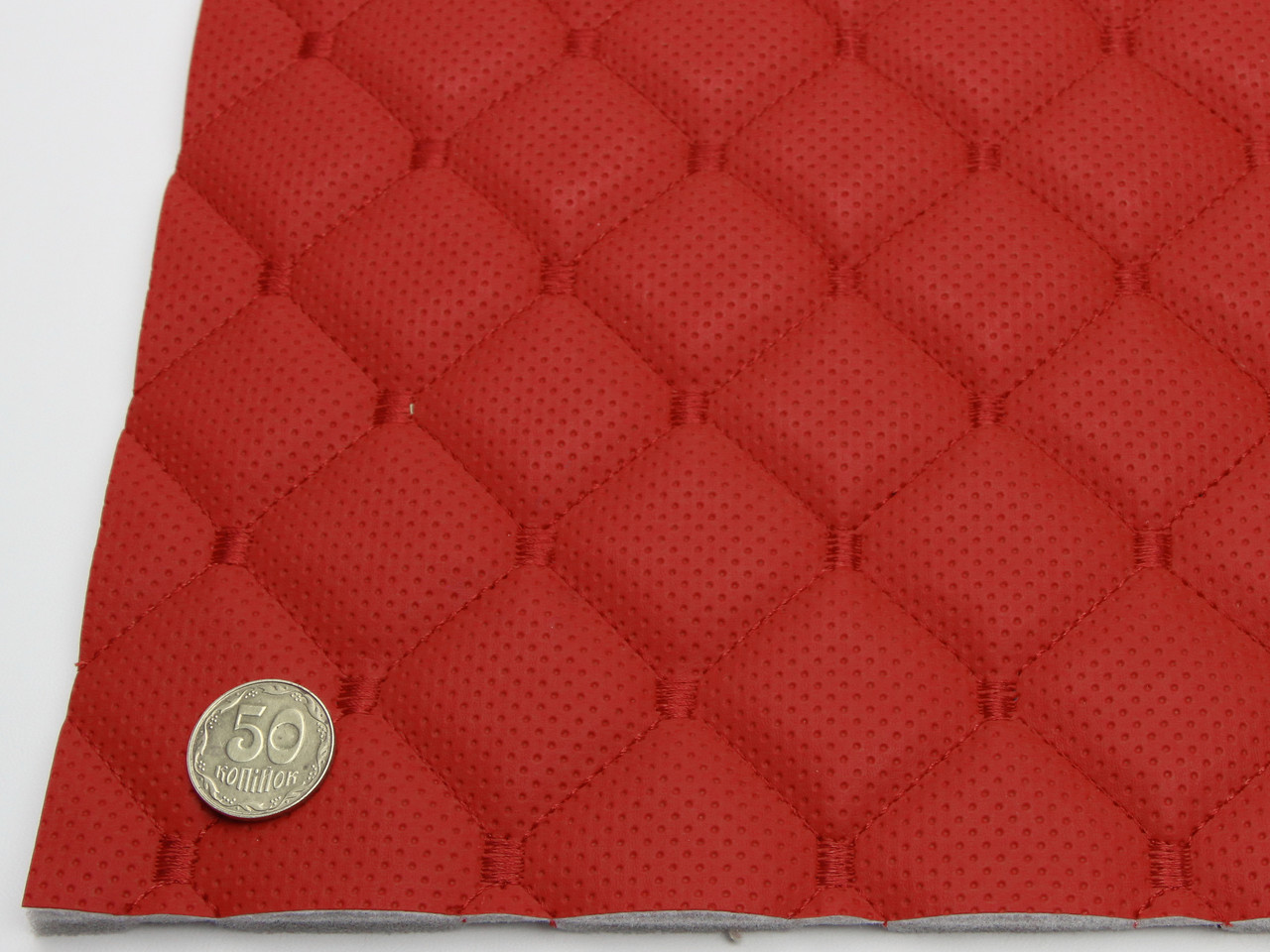 Прошитый кожзам псевдо-перфорированный "Ромб красный" с красной нитью, на поролоне 7мм, ширина 1,35м Турция детальная фотка