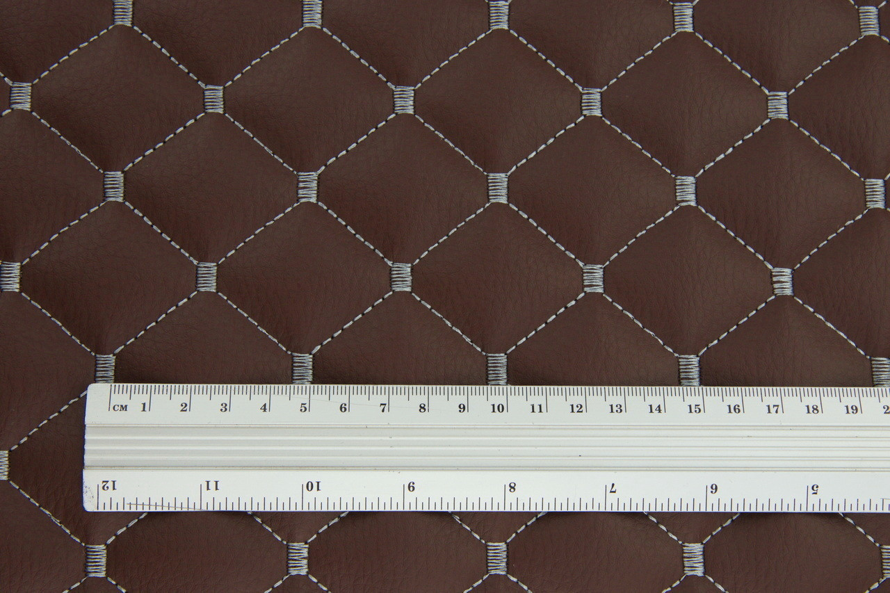 Кожзам стёганый коричневый «Ромб» (прошитый светло-серой нитью) дублированный синтепоном и флизелином, ширина 1,35м детальная фотка