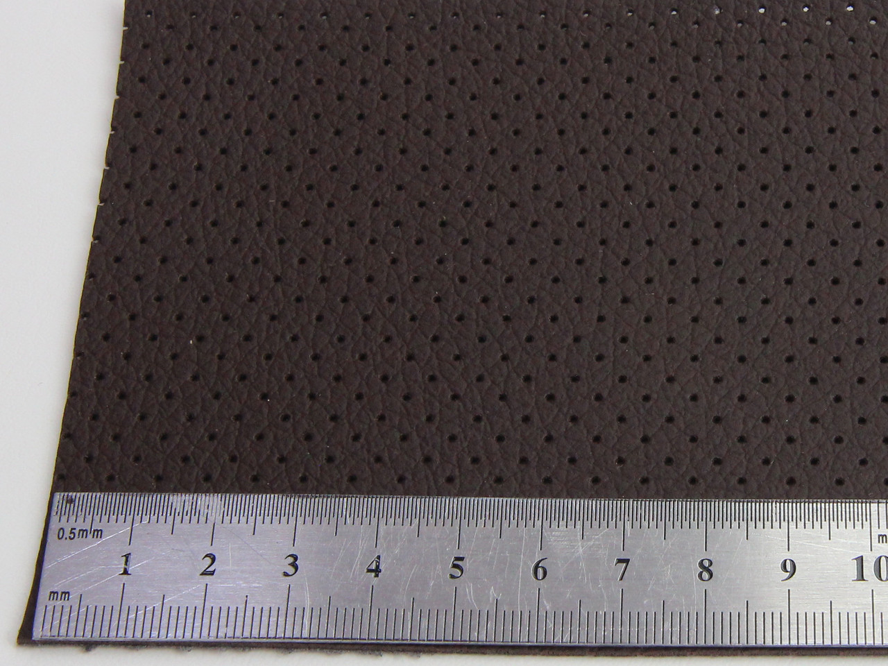 Автомобільний шкірзам перфорований NUOVO 30478п кавовий, на тканинній основі (ширина 1,40м) Туреччина детальна фотка