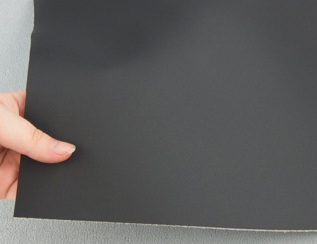 Автомобильный кожзам BENTLEY 2047-MT, цвет черный, тягучий, на поролоне 2мм и сетке, ширина 140см детальная фотка