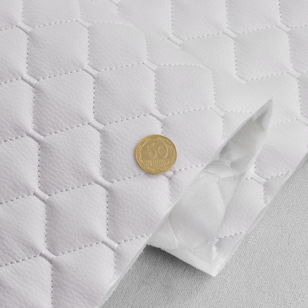 Кожзам стёганый белый «Ромб» (прошитый белой нитью) дублирован синтепоном и флизелином, ширина 1,35м детальная фотка