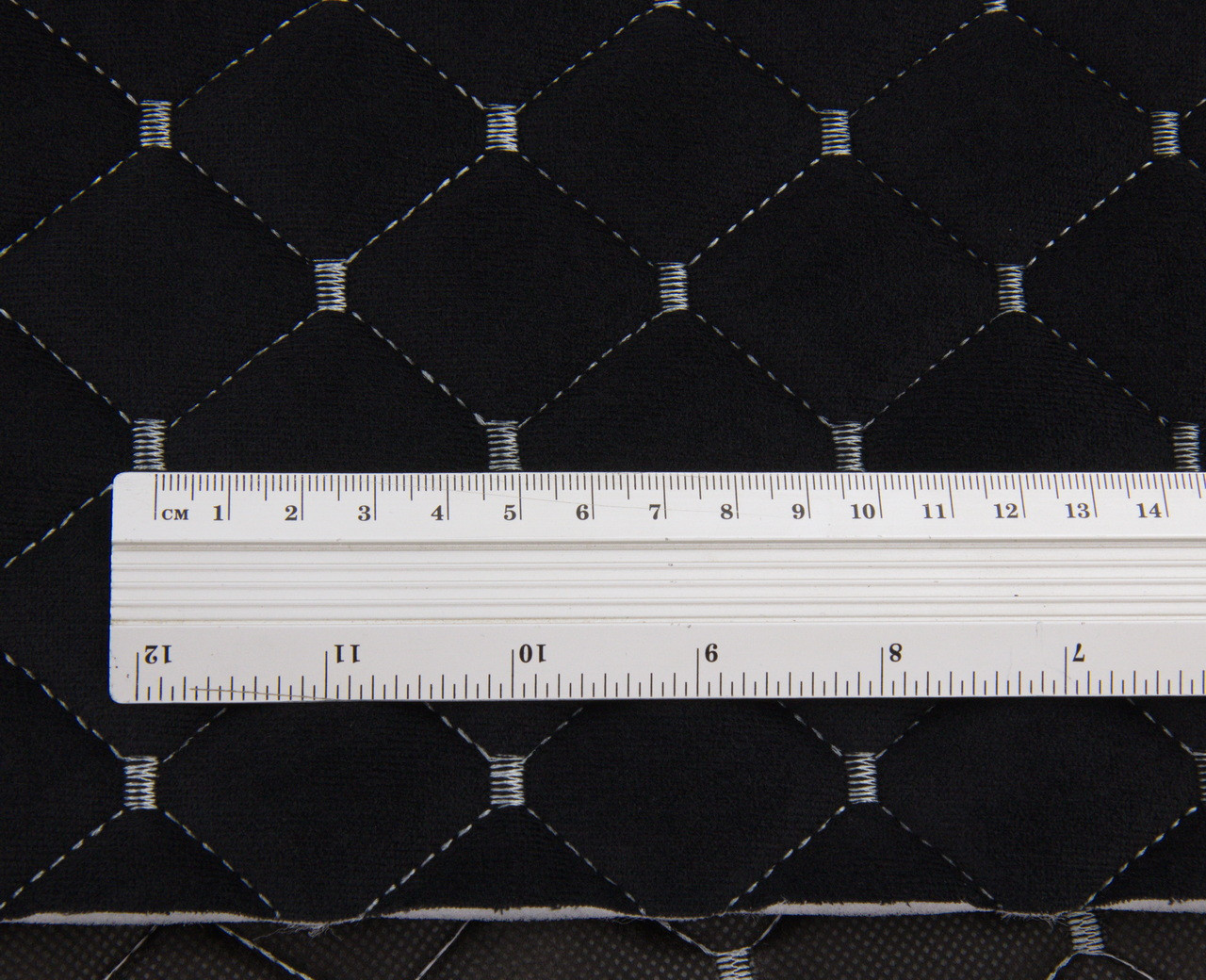 Велюр стьобаний «Ромб чорний» (прошитий світло-сірою ниткою) на поролоні 7мм та флізеліні, ширина 135см детальна фотка
