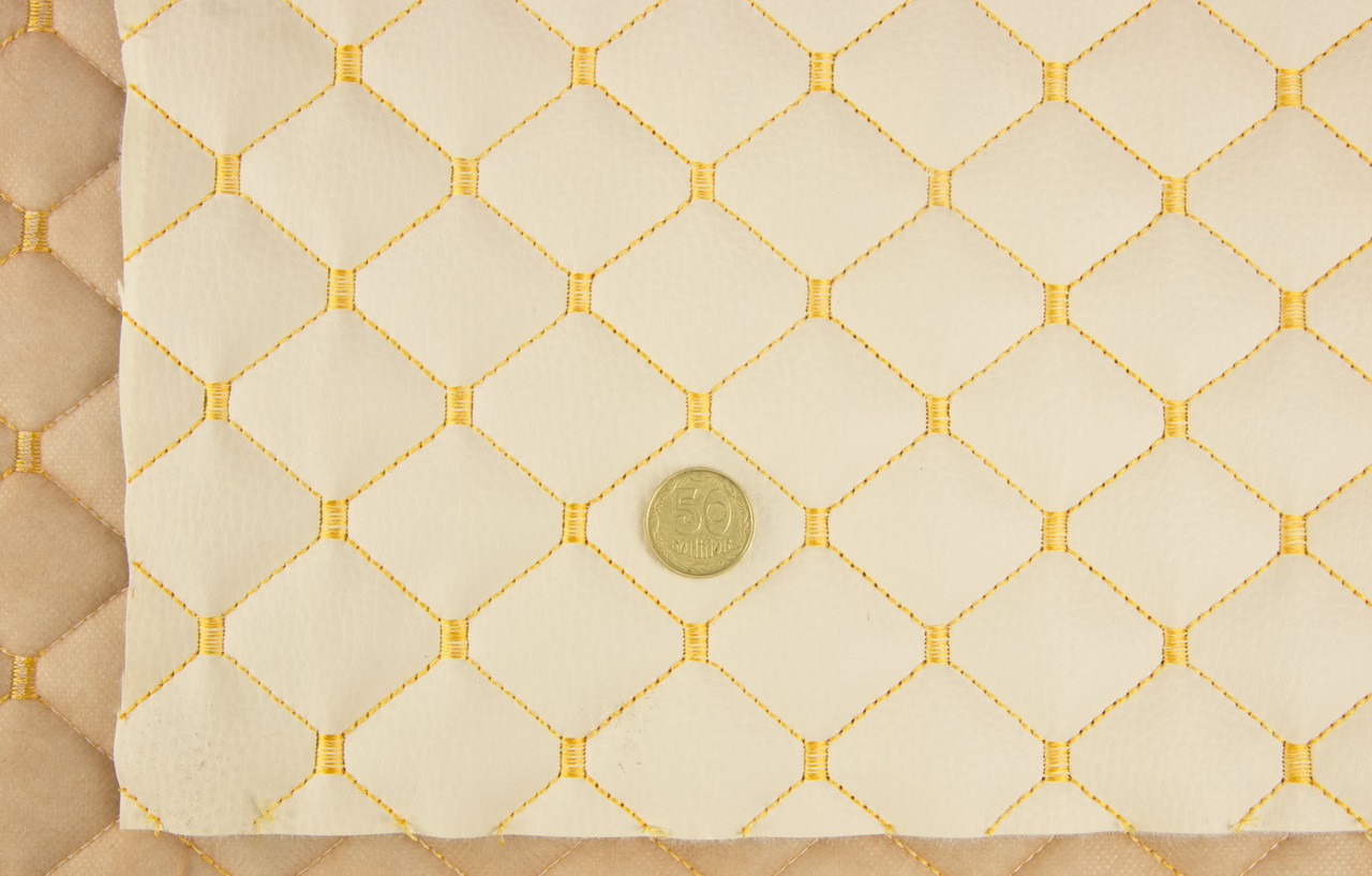 Кожзам стёганый светло-бежевый «Ромб» (прошитый золотой нитью) дублированный синтепоном и флизелином, ширина 1,35м детальная фотка